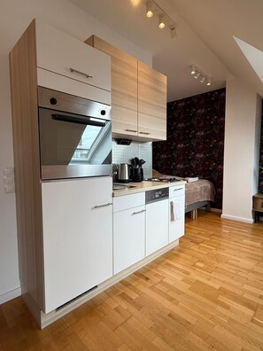 Basic-Apartment | Eigene Küche | Kühlschrank, Ofen, Herdplatte, Geschirrspüler