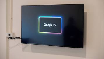 Escriptori, espai de treball apte per a portàtils i wifi gratuïta