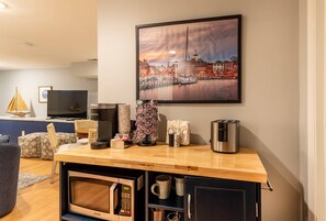 Interior - Private Apartment Near Downtown Annapolis with Private Outdoor Space and Parking (Annapolis)