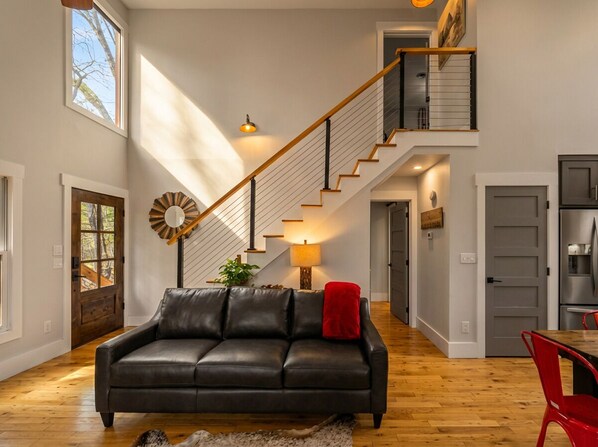 Smart TV - Modern 3BR Cabin: Hot Tub, Mountain Views, Arts District, Rocky Top Sports World (Gatlinburg)