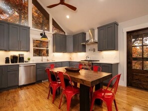 Private kitchen - Modern 3BR Cabin: Hot Tub, Mountain Views, Arts District, Rocky Top Sports World (Gatlinburg)