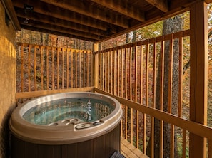 Outdoor spa tub - Modern 3BR Cabin: Hot Tub, Mountain Views, Arts District, Rocky Top Sports World (Gatlinburg)