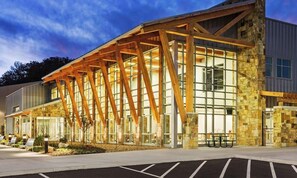Exterior - Modern 3BR Cabin: Hot Tub, Mountain Views, Arts District, Rocky Top Sports World (Gatlinburg)