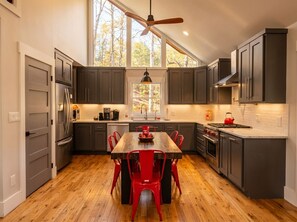 Private kitchen - Modern 3BR Cabin: Hot Tub, Mountain Views, Arts District, Rocky Top Sports World (Gatlinburg)