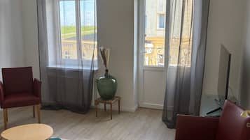 Comfort Apartment, 1 Bedroom, Partial Ocean View | Ruang tamu | 50 inci televisyen skrin rata dengan kabel, perkhidmatan penstriman