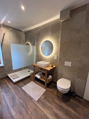 Sèche-cheveux, serviettes fournies, papier toilette