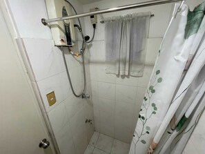 高级双人房 | 浴室 | 淋浴设施、坐浴桶、毛巾、洗发水