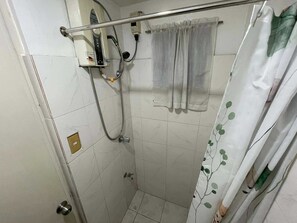 家庭房 | 浴室 | 淋浴设施、  坐浴桶、毛巾、洗发水