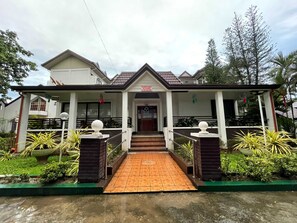 Free WiFi, bed sheets - Palette Gems Hotel and Conference Center (Antipolo)