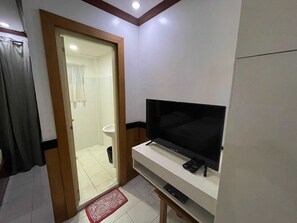 Superior Double Room | Bathroom | Shower, bidet, towels, shampoo - Palette Gems Hotel and Conference Center (Antipolo)
