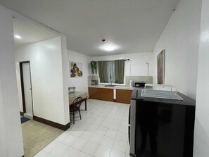 Free WiFi, bed sheets - OYO 1189 Gems Hotel and Conference (Antipolo)