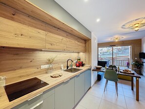 Fridge, microwave, oven, dishwasher - Le Fraké-appartement-2pers-proche piste (Les Gets)