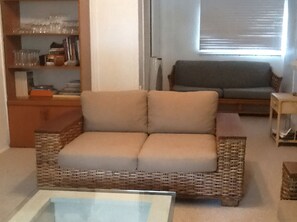 Living area - Room to park Boats.
1 km to Somerset Dam "The Spit" for Water Sports & Fishing. (Somerset Dam)