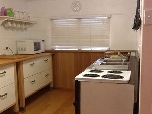 Private kitchen - Room to park Boats.
1 km to Somerset Dam "The Spit" for Water Sports & Fishing. (Somerset Dam)