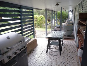 Outdoor dining - Room to park Boats.
1 km to Somerset Dam "The Spit" for Water Sports & Fishing. (Somerset Dam)