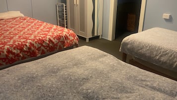 3 bedrooms, iron/ironing board, bed sheets