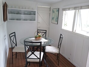 Dining - Room to park Boats.
1 km to Somerset Dam "The Spit" for Water Sports & Fishing. (Somerset Dam)