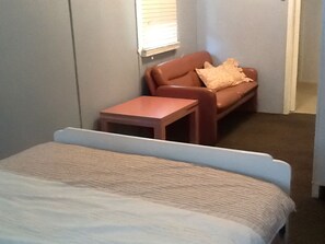 3 bedrooms, iron/ironing board, bed sheets - Room to park Boats.
1 km to Somerset Dam "The Spit" for Water Sports & Fishing. (Somerset Dam)