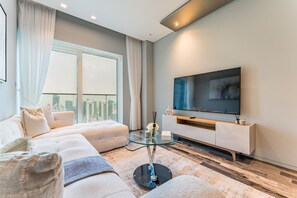 TV - Balcony Overlooking the Marina 3BR, Near the Beach, Minutes Walk to the Tram (Dubai)