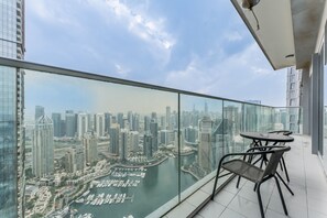 Outdoor dining - Balcony Overlooking the Marina 3BR, Near the Beach, Minutes Walk to the Tram (Dubai)