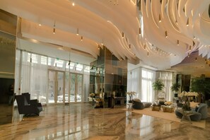 Lobby - Balcony Overlooking the Marina 3BR, Near the Beach, Minutes Walk to the Tram (Dubai)