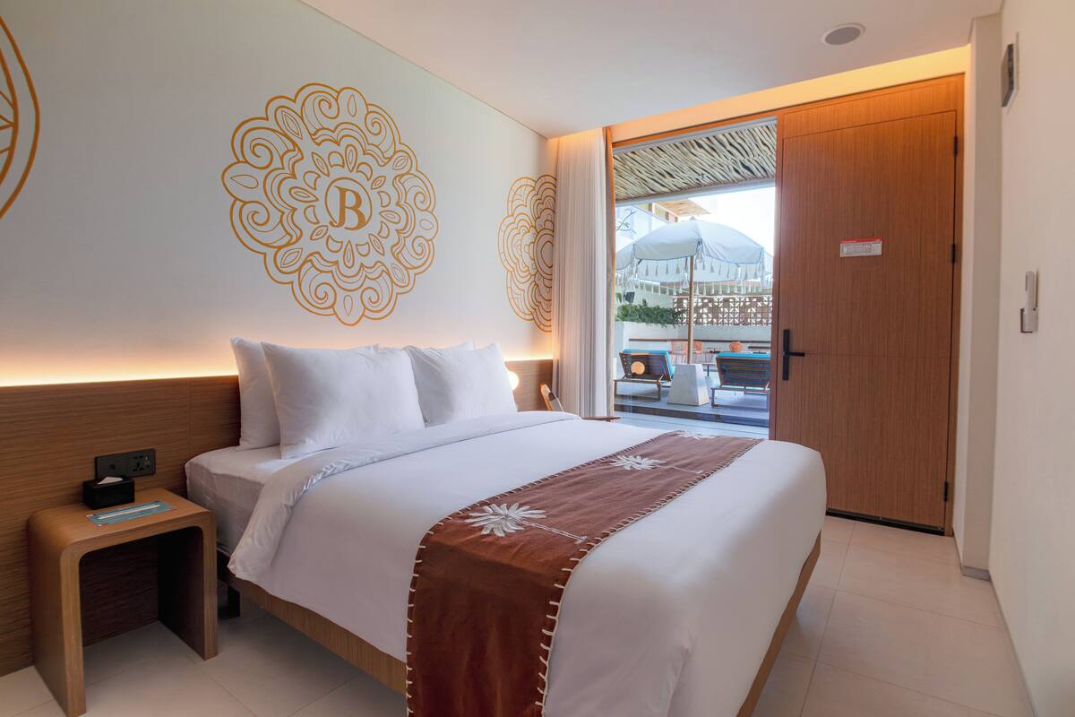 Standard Room, Shared Bathroom | Desk, laptop workspace, WiFi (free), bed sheets