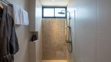 Deluxe Twin kamer | Badkamer | Gratis toiletartikelen, een haardroger, handdoeken, zeep