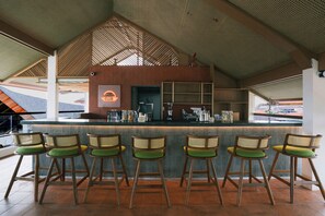 2 bars/lounges, rooftop bar