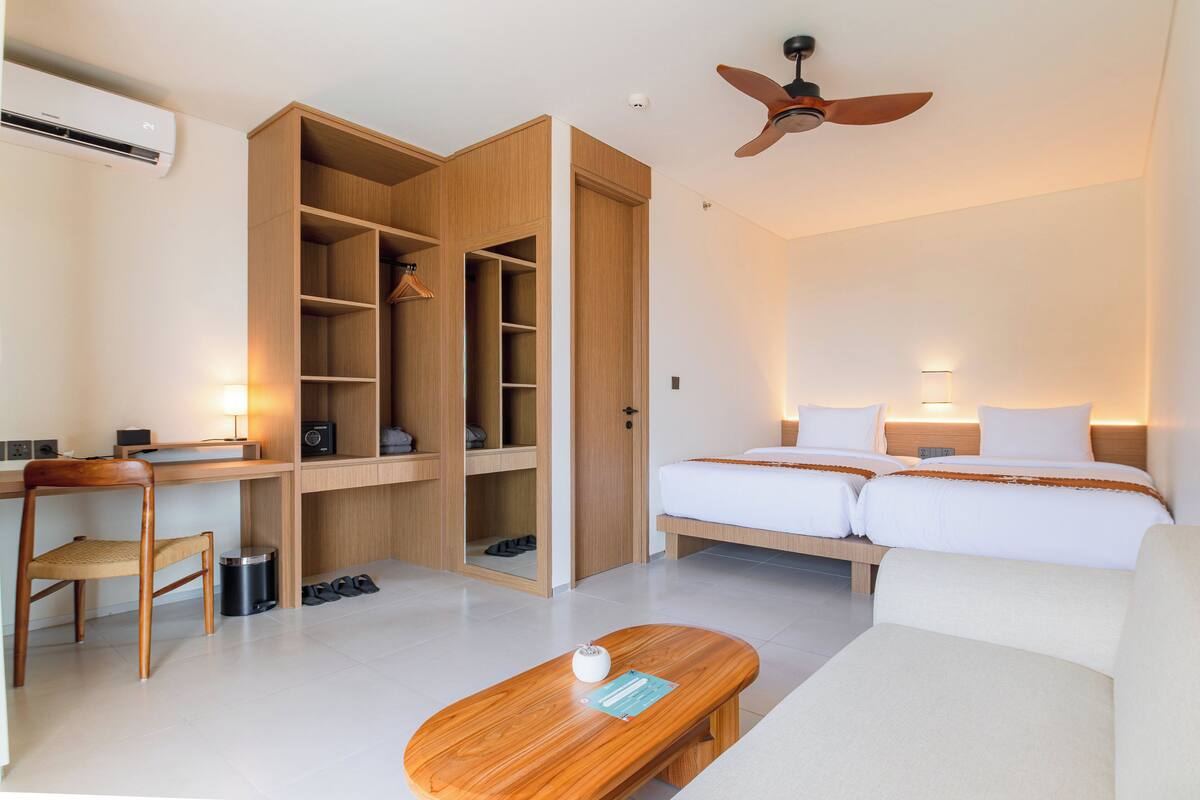 Deluxe Twin Room | Desk, laptop workspace, WiFi (free), bed sheets