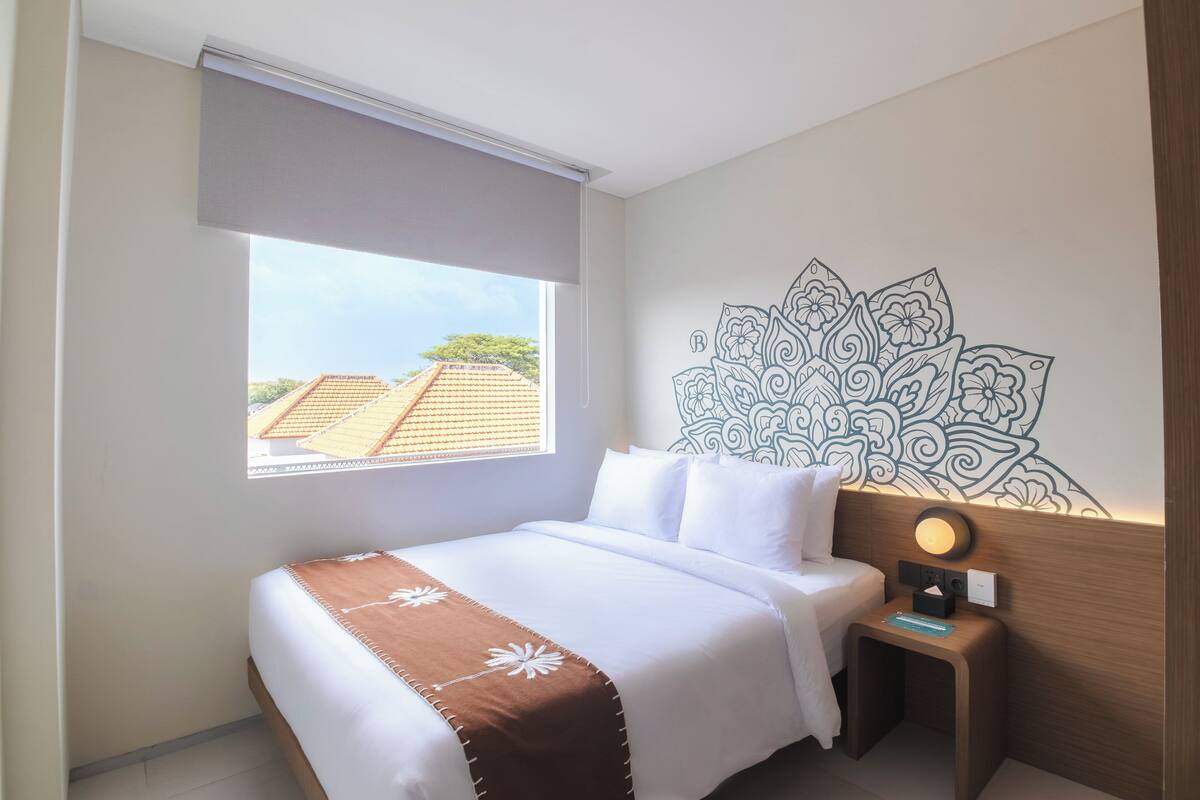 Superior Double Room, City View | Desk, laptop workspace, WiFi (free), bed sheets
