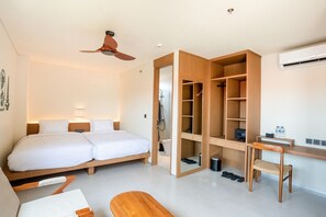 Desk, laptop workspace, free WiFi, bed sheets - BLive Coliving Canggu (Canggu)