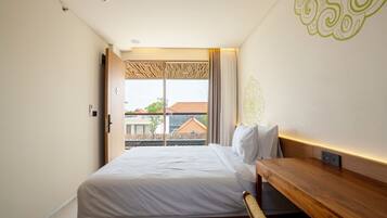 Kamar Double Superior, pemandangan kolam renang | Meja kerja, ruang kerja ramah laptop, Wi-Fi gratis, dan seprai linen
