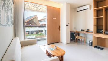 Kamar Twin Deluks | Area keluarga | Smart TV 72-inci dengan saluran TV digital