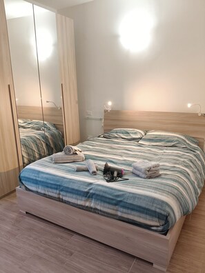 2 chambres, fer et planche à repasser, Wi-Fi, draps fournis