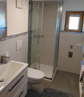 Shower, hair dryer, towels - Vacation apartment Kollerlehen, 50 m² for 1-4 persons, 2 bedrooms, shower/WC (Bischofswiesen)