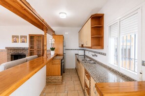 Fridge, microwave, oven, stovetop - Comeback El Sitio de mi Recreo (Motril)