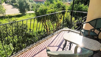 Deluxe House, Garden View | Terrace/patio