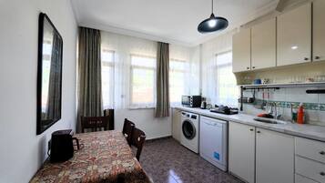 Deluxe House, Garden View | Private kitchen