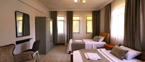 Hus Deluxe - utsikt mot trädgården | Strykjärn/strykbräda och gratis wi-fi