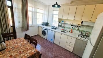 Deluxe House, Garden View | Private kitchen