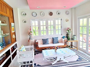 Living area - Peaceful 3-bedroom villa with AC in charming Chang Wat Chiang Mai (Chang Wat Chiang Mai)