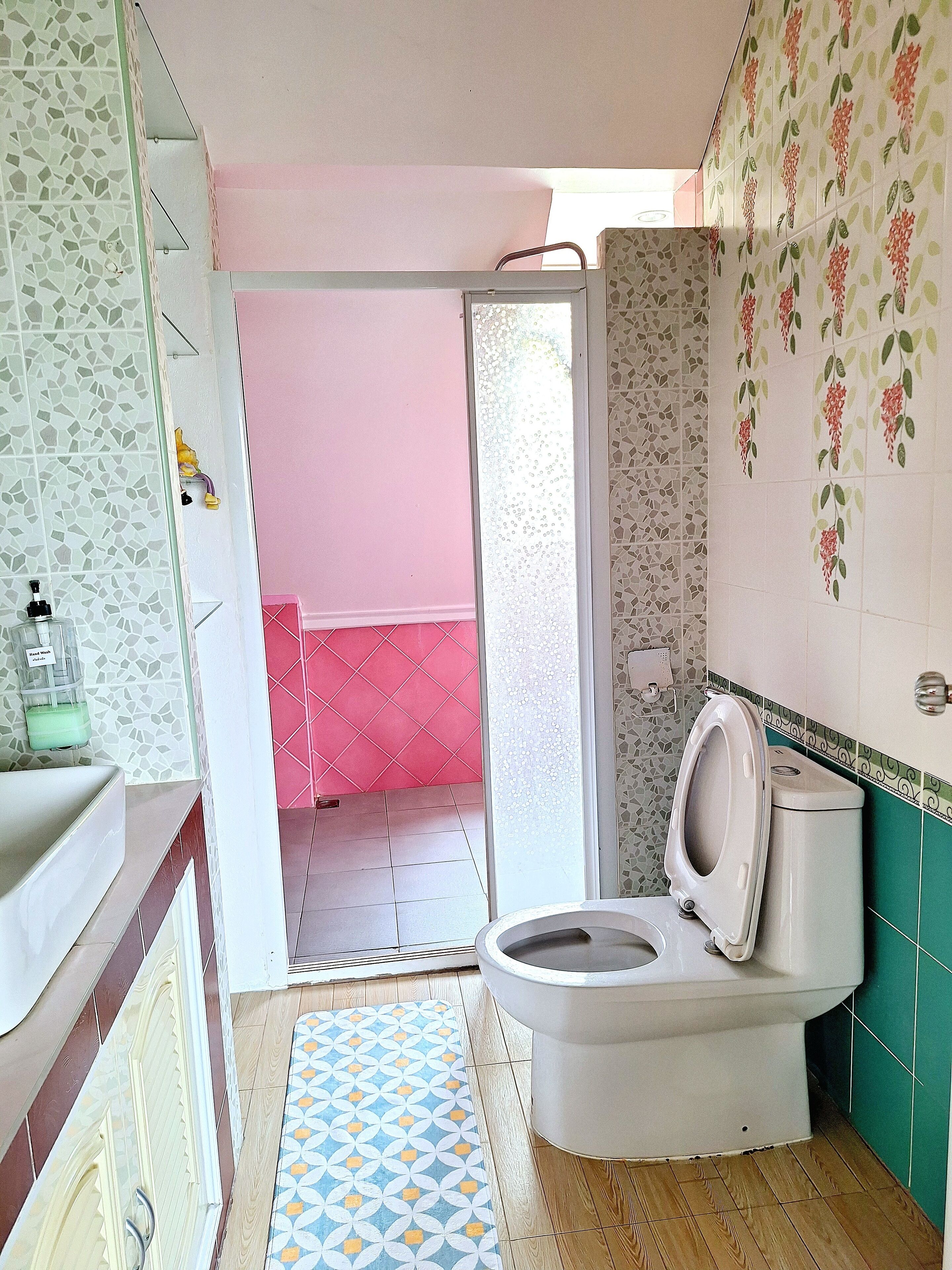 Een haardroger, handdoeken, zeep, toiletpapier