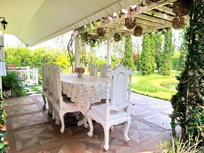 Outdoor dining - Peaceful 3-bedroom villa with AC in charming Chang Wat Chiang Mai (Chang Wat Chiang Mai)