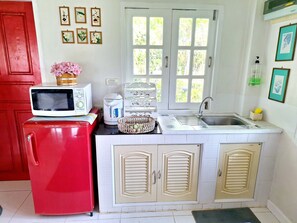 Private kitchen - Peaceful 3-bedroom villa with AC in charming Chang Wat Chiang Mai (Chang Wat Chiang Mai)