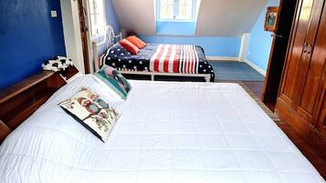 3 bedrooms, iron/ironing board, WiFi, bed sheets