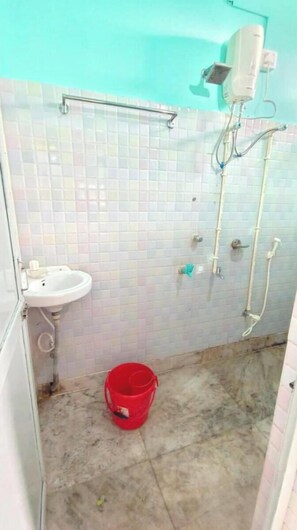 Ducha, artículos de tocador gratuitos, toallas, jabón