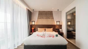 Studio – deluxe, delvis havutsikt | Safe på rommet, skrivebord og skrivebord for bærbar PC