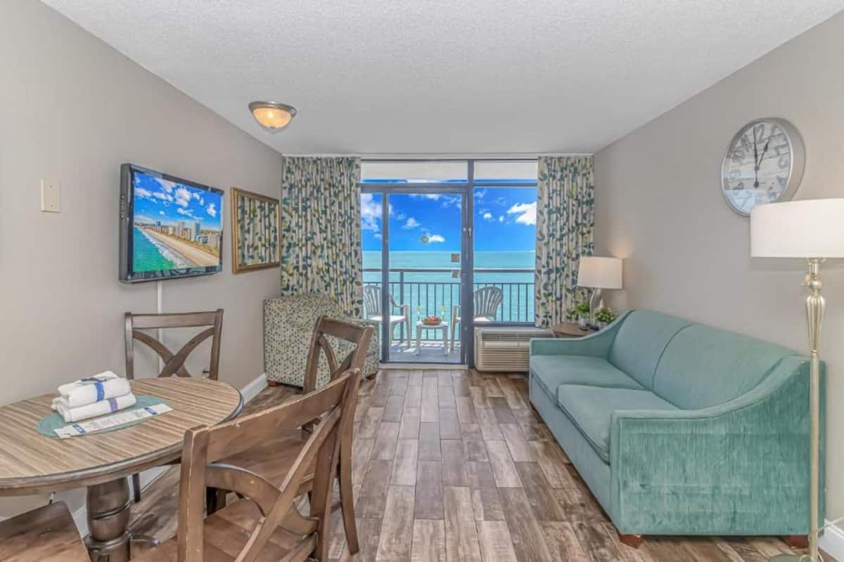 Lägenhet Signature - 1 sovrum - balkong - havsutsikt | Vardagsrum | 40-tums smart-tv med digitalkanaler