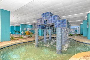 Una piscina techada, una piscina al aire libre