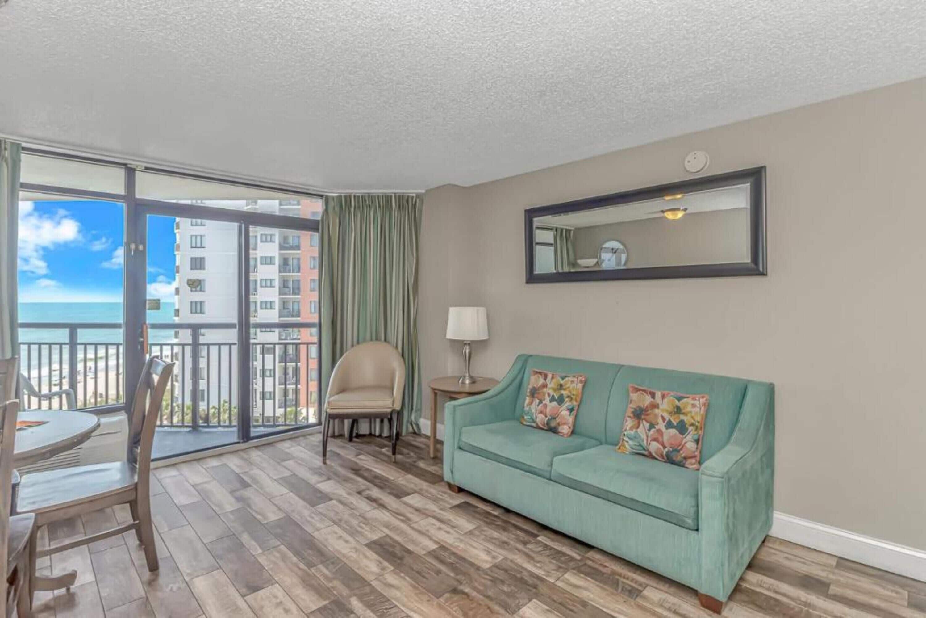 Exklusiv lägenhet - 1 sovrum - balkong - havsutsikt | Vardagsrum | 40-tums smart-tv med digitalkanaler